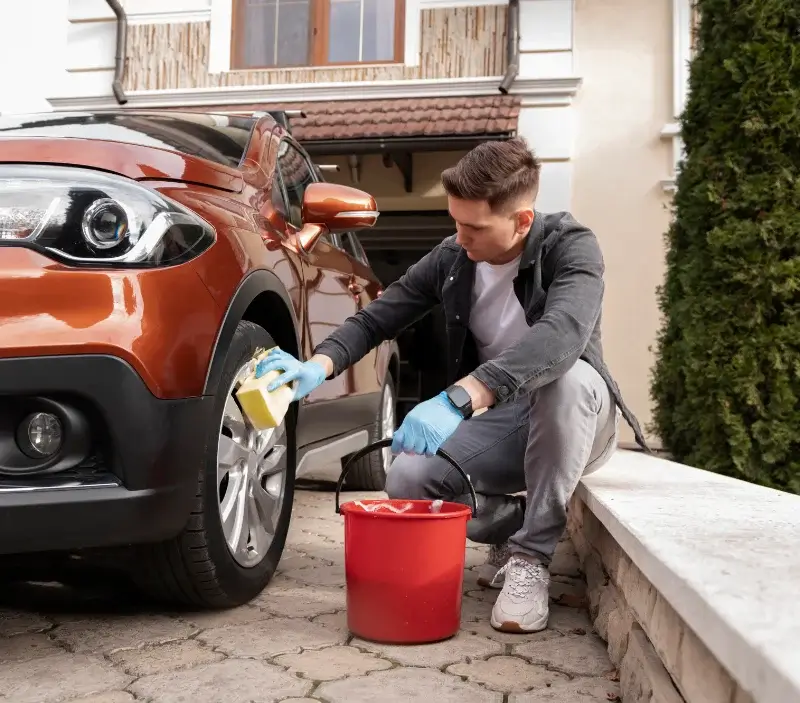 Lavage auto à domicile Pont-Melvez : professionnel intervenant sur un véhicule